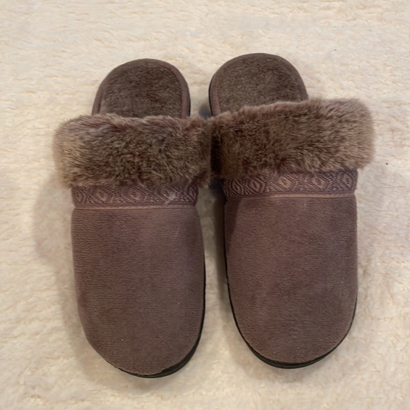 Isotoner Slippers Faux Fur Slip On Slippers Size 7.5-8 - Picture 2 of 9